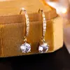 Brincos Rongxing Transfronteiriços com Zircônia Completa de Quatro Garras e Diamante Branco Redondo para Mulheres, Brincos de Gancho e Argola Coreanos Dongdaemun