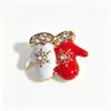 Broches transfronterizos con temática navideña, pines festivos de esmalte y con incrustaciones de diamantes, varios diseños de broches navideños, venta al por mayor directa de fábrica