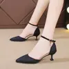 Zapatos de tacón medio de una sola tira, nuevo estilo verano 2026, puntera cerrada, sandalias de una tira con hebilla, tacones de aguja puntiagudos versátiles con lentejuelas para mujer