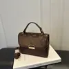 Este año, los bolsos de acabado mate transfronterizos son tendencia. Aquí están los nuevos bolsos de la colección de otoño 2026, bolsos pequeños cuadrados populares de un solo hombro y bolsos cruzados para mujer.