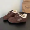 Moda Casual de Inverno 2025 Novo Estilo Deserto Pelúcia Velcro Treinamento Alemão Quente Plano Aumenta Altura Sapatos de Algodão para Mulheres