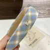 Faixa de Cabelo Azul com Etiqueta Dourada Feminina 2025 Novo Estilo Pressão Alta no Topo Craniano Faixa para Lavar o Cabelo Headwear de Menina Doce Versátil para Todas as Ocasiões