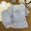 2026 Nuevos Pijamas Dulces y Juveniles con Ribete de Encaje de Manga Corta para Mujer Verano Rayados Ropa de Casa Conjunto de Dos Piezas Venta al por Mayor Transfronteriza
