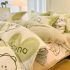 Conjunto de cama de quatro peças em veludo de leite espesso grau A, capa de edredom e lençol de cama de fleece de coral para inverno, design de desenho animado, adequado para dormitórios estudantis, conjunto de três peças
