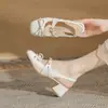 Sandálias de moda com salto alto Jingang MY4526 para uso externo, novo estilo de verão 2026, bico quadrado, salto grosso, sapatos femininos versáteis de salto médio