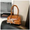 Bolsa de Ombro Transfronteiriça para Mulheres 2026 Nova Tendência Moda Retro Bolsa Tote com Acabamento de Luxo Versátil Grande Capacidade Bolsa de Trabalho