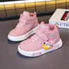 Sapatos Femininos 2026 Primavera e Outono Novo Estilo Tênis Casuais Baixos Infantis Impermeáveis Sapatos Individuais Infantis de Desenho Animado Sapatos Esportivos