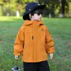 Colección nueva de primavera y otoño 2026 para niños: ropa deportiva para exteriores para niños, chaqueta de otoño con capucha tres en uno para bebé