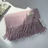 Novo modelo 2026 cachecol de veludo para bebê 280g cor sólida com franjas para mulheres, outono e inverno, espessado e quente, xale de cashmere sintético
