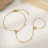 Pulsera de Perlas Mariposa de Gama Alta de Nicho Europeo y Americano con Cadena de Muñeca Integrada de Acero Inoxidable Chapado en Oro de 18K con Trébol de Cuatro Hojas