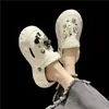 Chinelos fofos de desenho animado com sola grossa para mulheres, nova moda de verão 2023, tamancos versáteis para casa, que aumentam a altura, com bico fechado