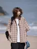 Camisa Original do Fabricante Cor Blocada Xadrez Retrô Americana de Manga Curta para Homens e Mulheres, Novo Estilo de Verão, Caimento Solto, Estilo Japonês com Zíper