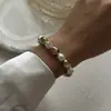 Pulseira Criativa Europeia e Americana Transfronteiriça Plissada Brilhante com Pérolas Irregulares Barrocas Montada em Ouro