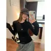 Camiseta corta de otoño e invierno para mujer estilo americano, camiseta de manga larga ajustada de un solo hombro derecho estilo francés, estilo popular de celebridad de internet, adecuada para usar en capas