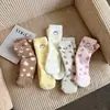 Meias de coral fleece infantis para pais e filhos Inverno 3-12 anos rosto sorridente biscoitos de chocolate sem calcanhar sem fiapos meias para dormir