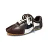 Zapatillas de entrenamiento alemanas retro para mujer con bloques de color, hechas de piel de vacuno de plena flor, colección de otoño 2026, con cordones, con tacón oculto para mayor altura, a la moda y casual