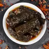 El pepinillo encurtido es un delicioso aperitivo y guarnición para acompañar las comidas.. Los pepinillos encurtidos son refrescantes y están listos para comer, con un sabor crujiente y ácido y un sabor a salsa fermentada