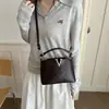 La popular bolsa cuadrada pequeña fresca de mano de este año para mujer 2026 Verano nuevo bolso de hombro único con lunares y bloques de color bolso cruzado para ir al trabajo