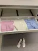 WGWE Roupas de Verão Femininas Chic Francês Design Vazado Versátil Gola Redonda Sem Mangas Cardigan de Tricô W10056