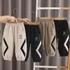 Nueva colección de otoño e invierno de pantalones forrados de polar para niños: Pantalones jogger atléticos gruesos, cálidos y elegantes para niños, perfectos para un look casual y cool
