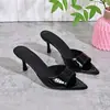 Sandálias de salto alto com bico fino e estampa de crocodilo para mulheres, para uso transfronteiriço, com saltos finos, projetadas para uso ao ar livre, apresentando um design de tira única, estilo moderno de bico aberto e disponibilidade para atacado