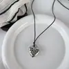 Collar con colgante de corazón coreano de plata para mujer 2025 Nuevo Corazón de durazno calado Cadena larga para suéter Otoño e invierno Accesorios versátiles