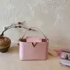 Bolsa de Ombro Transversal Elegante Simples Versátil Nova Moda Primavera 2026 em Formato V com Relevo de Diamante de Alto Valor