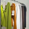 Camisa base elegante e bonita nas costas, proteína de seda de amoreira, decote V, nó no peito, alças finas, mangas compridas, corte justo, elástico 8821