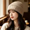 Gorro de punto bordado con letras retro marrón para mujer, otoño e invierno, circunferencia de cabeza grande, gorro que adelgaza la cara, gorro de lana para pareja
