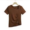 2026 Verano Nuevo Estilo Asimétrico Lateral Cuello en V Estilo Coreano Ajustado Plisado Elegante Manga Corta Camiseta para Mujer Algodón Elástico 173