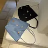 Bolsa de mano tipo tote para el trabajo, diseño de nicho nuevo de primavera, estilo femenino, gran capacidad, simple, moderna, casual, personalizada, de un solo hombro