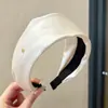 Nueva diadema de ala ancha 2026 para mujer, diseñada para levantar la línea del cabello y mantener el cabello en su lugar mientras te lavas la cara, con un estilo retro adecuado para otoño e invierno, y ofreciendo un aspecto sofisticado