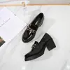 Sapatos Pequenos de Couro Estilo Britânico de Salto Alto para Mulheres 2024 Novos Mocassins de Calçar Salto Grosso Boca Rasa Couro Envernizado Sapatos de Solado Grosso
