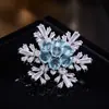 Broche de Copo de Nieve Hielo Nieve de Lujo Ligero Francés Completamente Incrustado Zirconia Azul y Blanca Pin Versátil Hebilla para Abrigo Traje Chal Venta al por Mayor