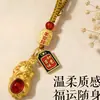 O mestre recomenda o pingente Ping An Guo Guo Su, um amuleto que traz sorte, chaveiro, ornamento de carro e lembrança
