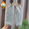 Calças térmicas forradas com fleece para crianças com estampa de estrelas, apresentando um padrão de estrelas em cores vivas, um design divertido, corte solto e punhos elásticos