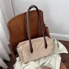 Colección de otoño 2026 transfronteriza: bolso de hombro de gamuza con un diseño único de bloques de color, bolso estilo Boston, diseño minimalista y un bolso tote práctico para el día a día