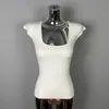 Tejidos minimalistas de estilo coreano para mujer, corte ajustado, favorecedores y sexys, perfectos para mercados de exportación. Presenta un diseño de cuello en U y un estilo versátil