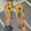 Sandalias planas de mujer transfronterizas europeas y americanas, chanclas de imitación, sandalias de dedo para la playa, tejidas con paja, diseño floral de moda, venta al por mayor 2026, tallas grandes