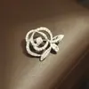 Broche de Flor de Peonía Bicolor Chapado en Oro Rosa, Sencillo y Elegante, Broche Floral Pequeño y Exquisito Incrustado de Piedras, Pin de Solapa para Mujer
