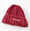 Chapéus de Tricô de Cor Pura Bordados com Letras para Outono e Inverno para Homens e Mulheres, Simples Casuais e Versáteis Chapéus de Lã para Proteção das Orelhas