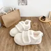 Zapatillas blancas forradas de polar para mujer, nuevos zapatos de algodón cálido de invierno 2026, mocasines versátiles de suela gruesa, zapatillas deportivas casuales