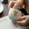 Conjunto de chá de cerâmica azul céu claro com underglaze pintado à mão, apresentando um design de borboleta, incluindo uma tigela com tampa, bule, xícaras de chá e xícaras de café