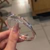 Pulsera de trébol de cuatro hojas de doble anillo para niñas al por mayor, sentido de alta gama, estilo nicho ins, pulsera de joyería de hierba de la suerte de anillo simple y liso