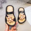 Chinelo feminino verão novo 2025 antiderrapante sola macia estilo princesa flor pequena fresca uso duplo sandália rasteira