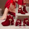 Sapatos de casamento estilo floral na cor bordô para mulheres, de salto baixo, sapatos de noiva estilo chinês Xiuhe que são confortáveis para os pés