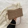 Bolsa mensageiro de ombro popular coreana da moda ins deste ano, bolsa quadrada pequena, 2024 novo estilo ocidental textura indentação bolsa feminina