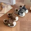 Zapatos de Lona Retro de Caña Baja para Niños con Forro de Felpa para Calidez, Zapatos Deportivos para Niñas con Puntera de Concha de Estrella, Zapatos para Niños con Suela Suave Antideslizante