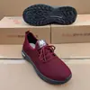 Novos Sapatos Casuais Femininos de Primavera e Outono Peça Única Tecido Flyknit com Película Sapatos Femininos Respiráveis para Uso Externo Sapatos para Mulheres de Meia-idade e Idosas