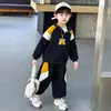 Traje Deportivo para Niños Primavera y Otoño Estilo 2026 Fresco y de Moda Pequeño Caballero Atuendo de Primavera Sudadera Deportiva Conjunto de Dos Piezas para Niños